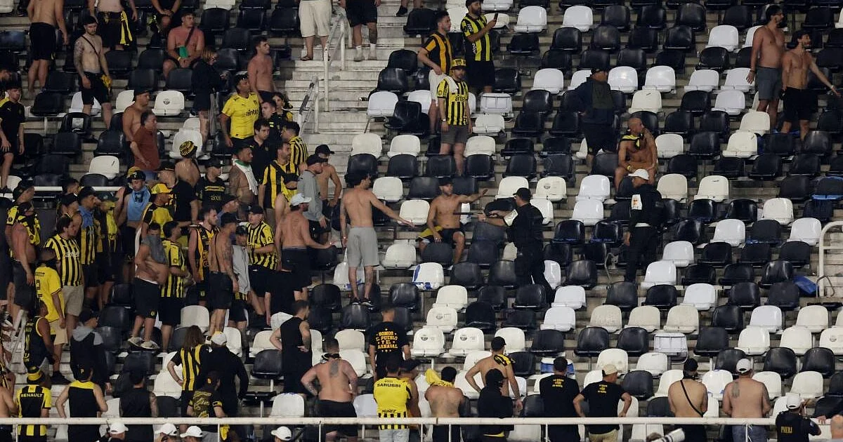 Uruguayan fans clash with Rio police before Libertadores semi-final