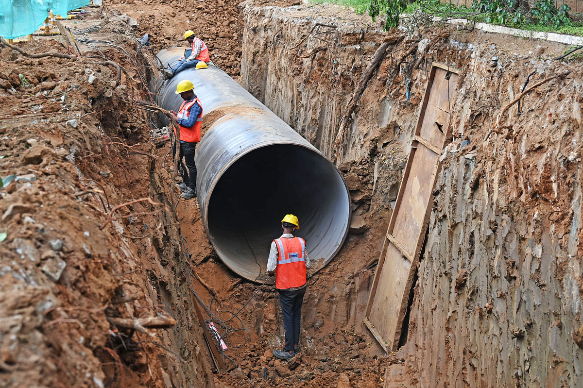 Lakhs of residents in Bengaluru living in the erstwhile 110 villages are yet to apply for water connections because the BWSSB has not built water supply infrastructure in their neighbourhoods a critical link from house taps to BWSSB’s distribution lines. DH PHOTO/PUSHKAR V