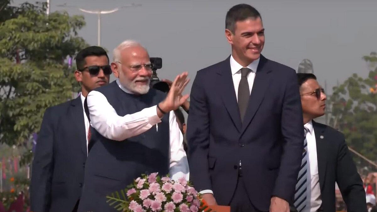 PM Modi, his Spanish counterpart Pedro Sanchez hold roadshow in Gujarat's  Vadodara