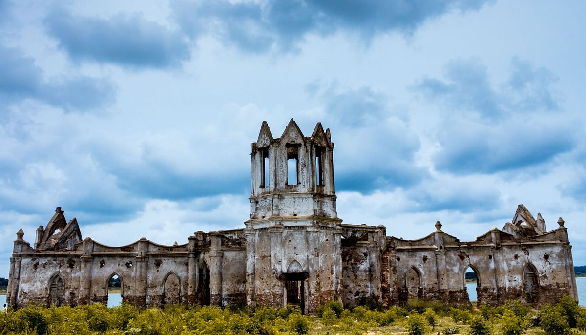 The Shettihalli church in summer.