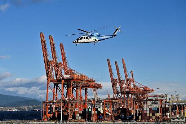 Vancouver port shuts out foremen as strike begins in Vancouver