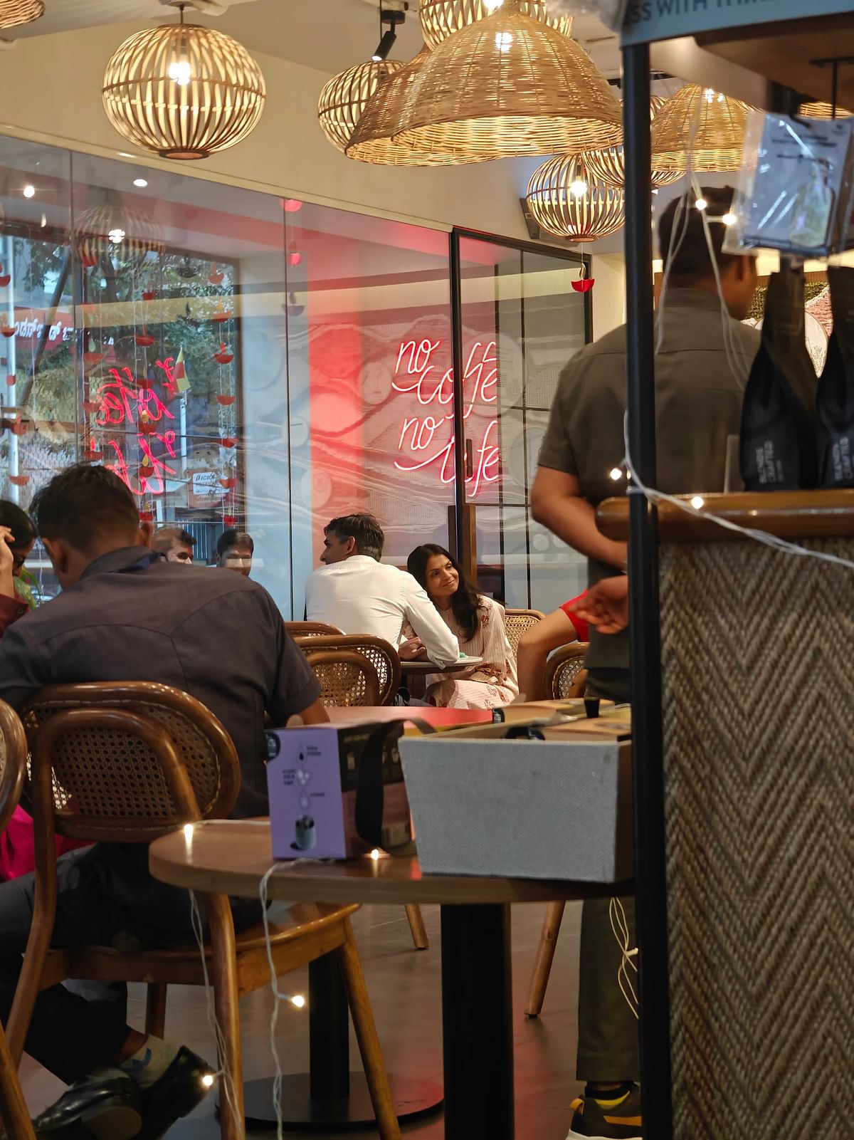 In this picture, both of them could be seen enjoying their coffee as they chat with the people around them.