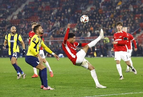 AZ Alkmaar's Ro-Zangelo Daal in action with Fenerbahce's Dusan Tadic