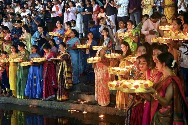 Devotees perform rituals during Dev Deepawali festival celebration, at Walkeshwar in Mumbai, Friday, Nov. 15, 2024.