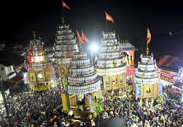 Crowd of devotees during the annual Kalpathy Chariot Festival as the decorated chariots of the four prominent temples gather in front of the Sree Visalakshi Sameta Viswanathaswamy Temple, in Palakkad, Kerala, Friday, Nov. 15, 2024.