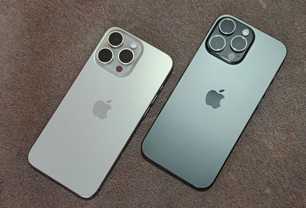 Apple iPhone 15 Pro Max (left) and the iPhone 16 Pro Max (right).