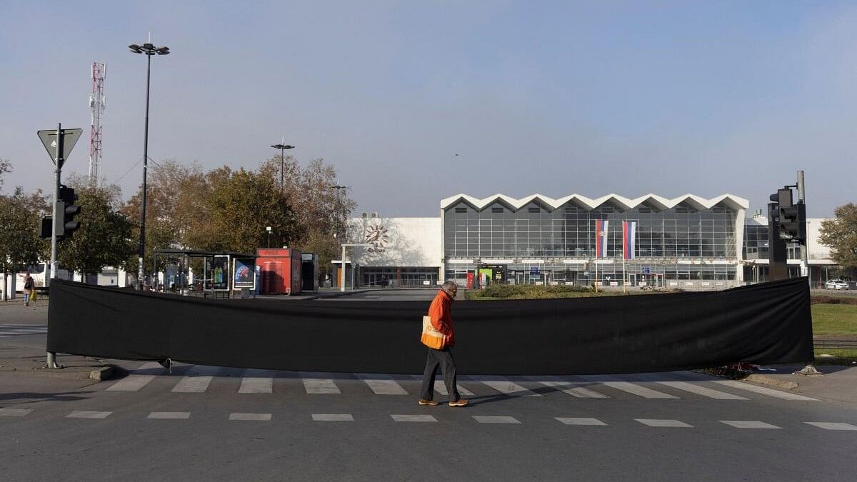 Serbia arrests 11 over railway station roof collapse