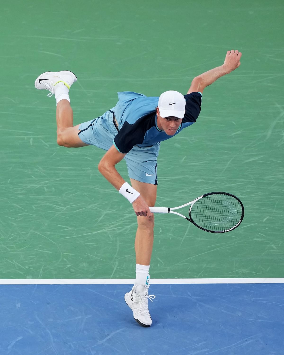 MASON OHIO - AUGUST 18: Jannik Sinner of Italy serves during his match against Alexander Zverev of Germany during Day 8 of the Cincinnati Open at the Lindner Family Tennis Center on August 18 2024 in Mason Ohio. Dylan Buell/Getty Images/AFP (Photo by Dylan Buell / GETTY IMAGES NORTH AMERICA / Getty Images via AFP)