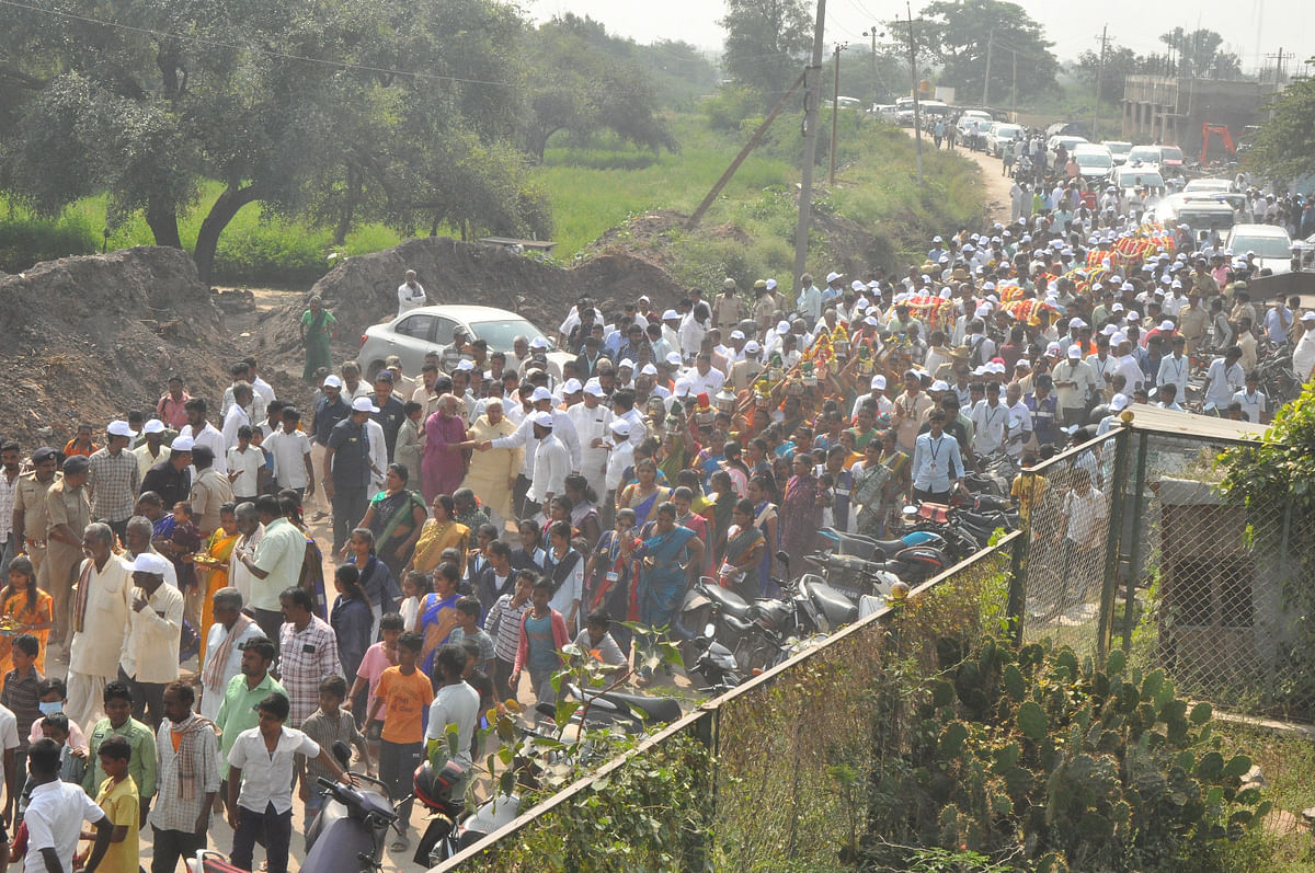 Hundreds of people carry the historic relics collected through a door-to-door campaign in the historical town of Lakkundi in Gadag district on Sunday. (Right) Ancient archaeological artifacts donated by the villagers. Historical evidence says there have been 101 temples and wells including stepwells in Lakkundi.  