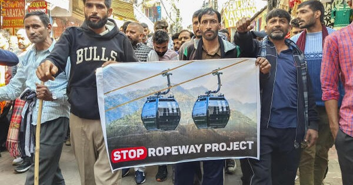 રોપ-વે સામેના કટરા બંધનો આજે બીજો દિવસ , મુસાફરોને મુસાફરી કરવામાં પડી રહી છે મુશ્કેલી 2 J&K: 72-hour shutdown in Katra begins against ropeway project; protesters detained