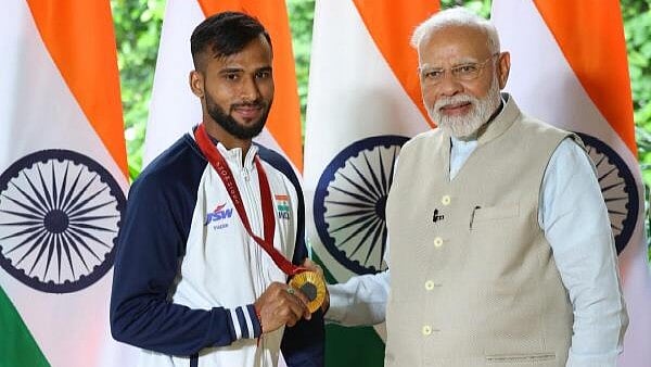 Praveen Kumar receives Khel Ratna; more para-athletes desired.