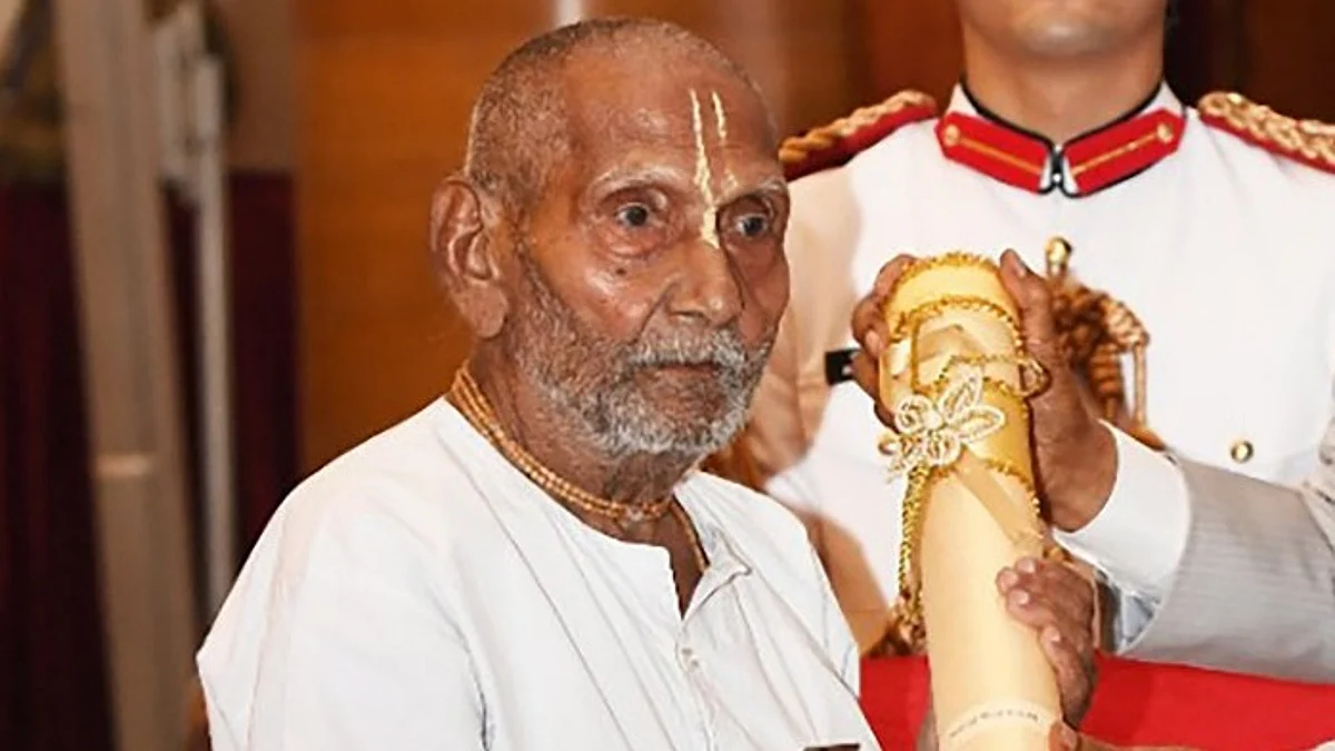 છેલ્લા ૧૦૦ વર્ષથી દરેક કુંભમાં ભાગ લેનારા કોણ છે ૧૨૮ વર્ષીય સ્વામી શિવાનંદ, યુવાનોને આપ્યો આવો સંદેશ 2 Swami Sivananda Kumbh Mela: 1896 born Padma Shri Swami Sivananda has attended all Kumbh Melas in 100 years, disciples claim