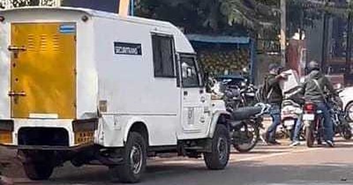 બાઇક પરથી ઉતરીને સુરક્ષા કર્મચારીઓ પર ગોળીબાર કર્યો, ATM માટે લાવેલા 93 લાખ રૂપિયા લૂંટી લીધા 1 Armed robbers shoots dead security guard in Bidar, loot Rs 93 lakh cash meant for ATM