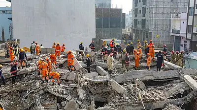 3 ટામેટાં ખાઈને 30 કલાક સુધી કાટમાળમાં ટકી રહ્યો પરિવાર, બુરાડી અકસ્માતનો ભોગ બનેલા વ્યક્તિએ પોતાની અગ્નિપરીક્ષા વર્ણવી 2 Delhi building collapse: 4 of family rescued after 30 hours