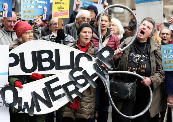 Protesters are protesting Thames Water's bid to approve the restructuring plan at the London High Court in the UK.