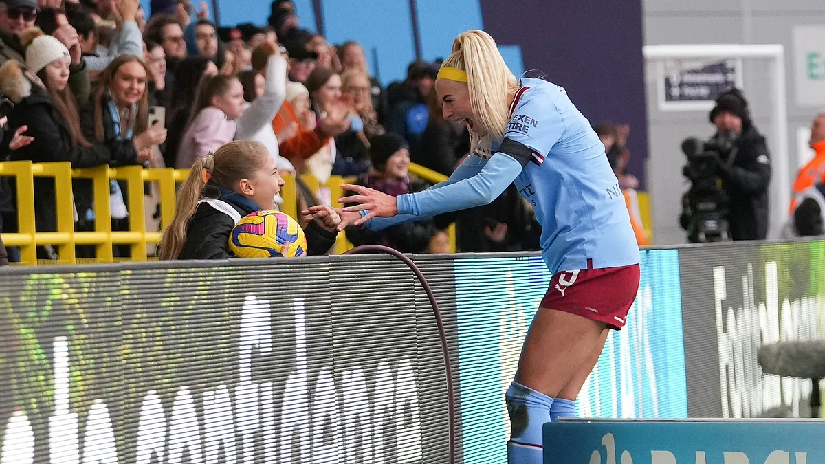 Women's Nation League: England call up Kelly and Parker to replace injured Arsenal duo