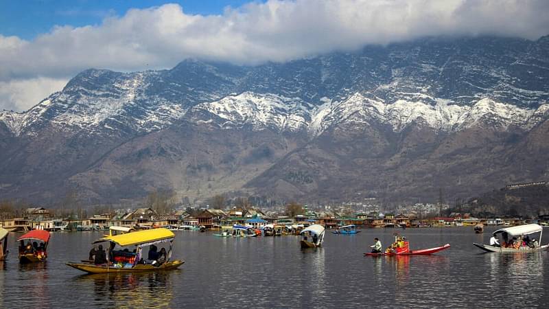 कश्मीर में शुष्क सर्दियों के कारण पर्यटन क्षेत्र में आई गिरावट के बाद पर्यटन क्षेत्र में सुधार की उम्मीद