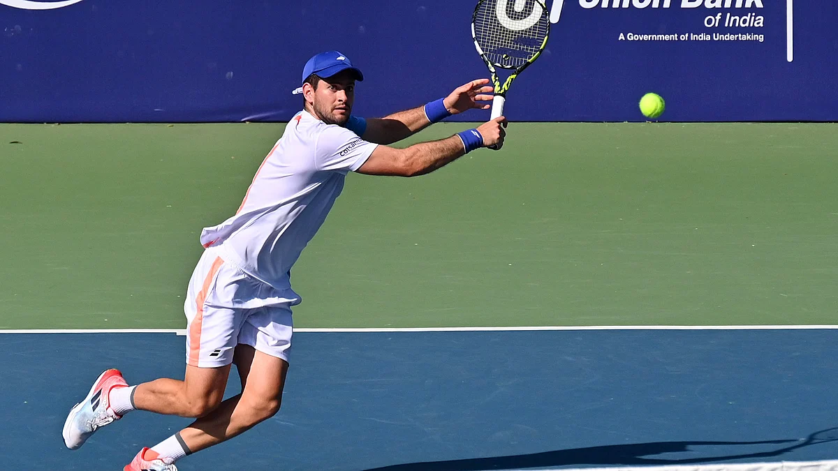 Nicolas Mejia knock-outs Elmer Moller