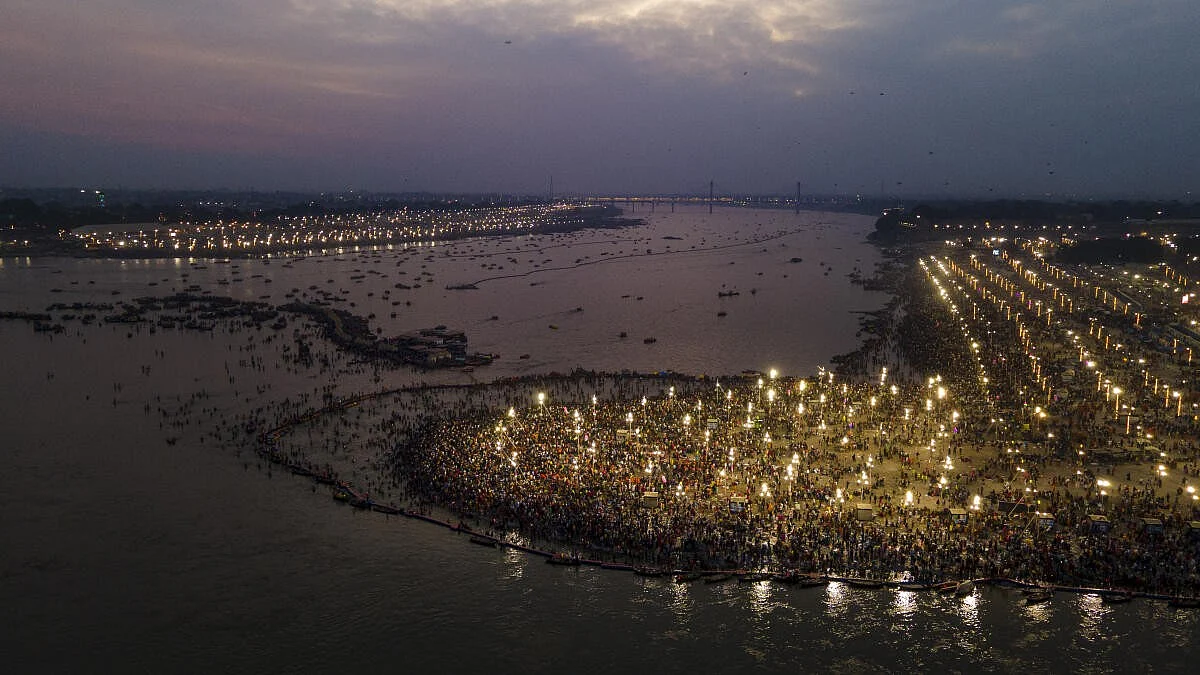 Massive crowd gathers for Mahashivratri 'snan' at Maha Kumbh