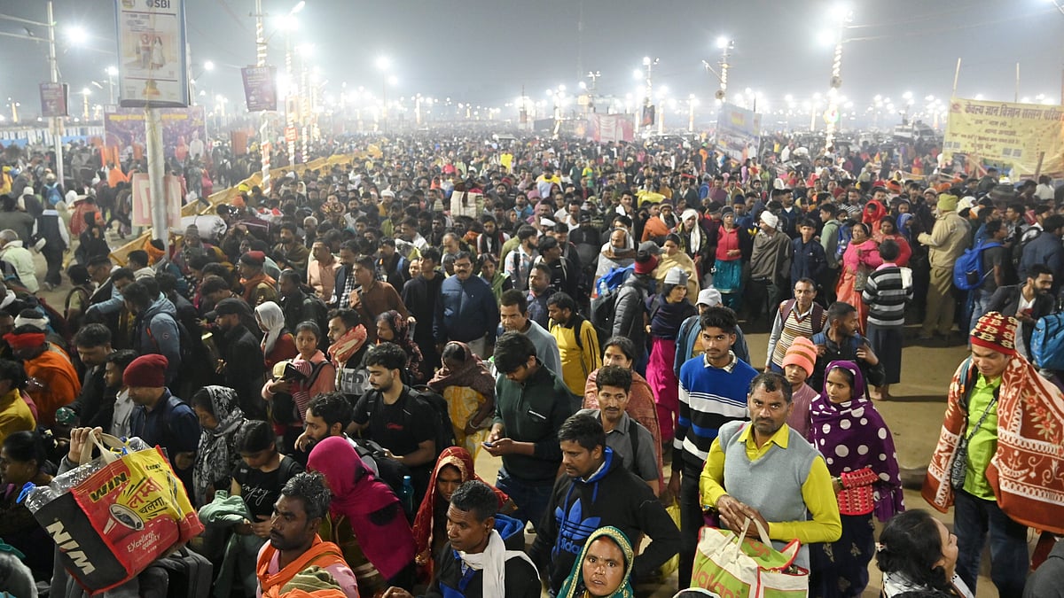 With this being the last holy ‘snan’ of the Maha Kumbh, devotees started gathering at the Sangam shores from midnight.
