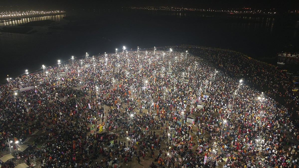 Chanting  ‘Jai Mahakal’ and ‘Har Har Mahadev’, thousands of devotees from across the globe gathered at the Triveni Sangam in Prayagraj to take the final ‘Amrit Snan’ on Mahashivratri, the concluding day of the grand festival.