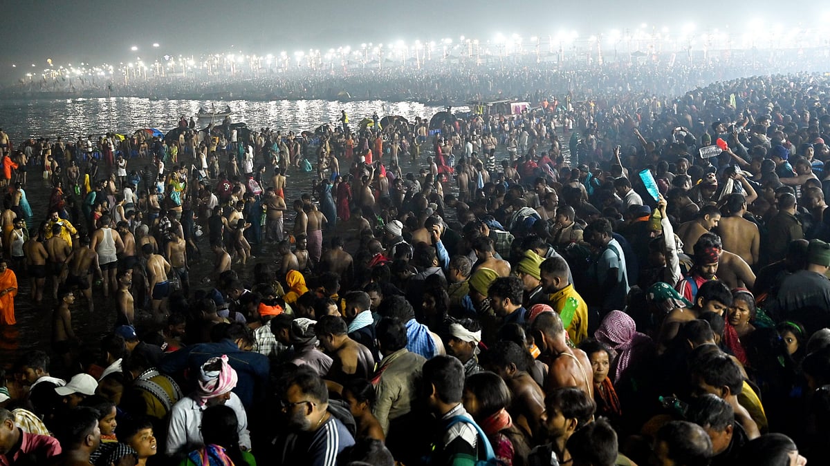 This number surged to 25.64 lakh within the next two hours and nearly doubled by 6 am, with 41.11 lakh devotees taking a dip.