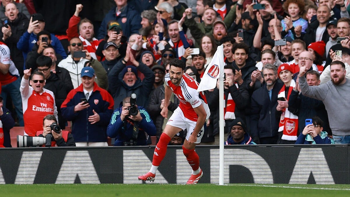 Premier League Arsenal keep alive faint title hopes with 10 win over Chelsea