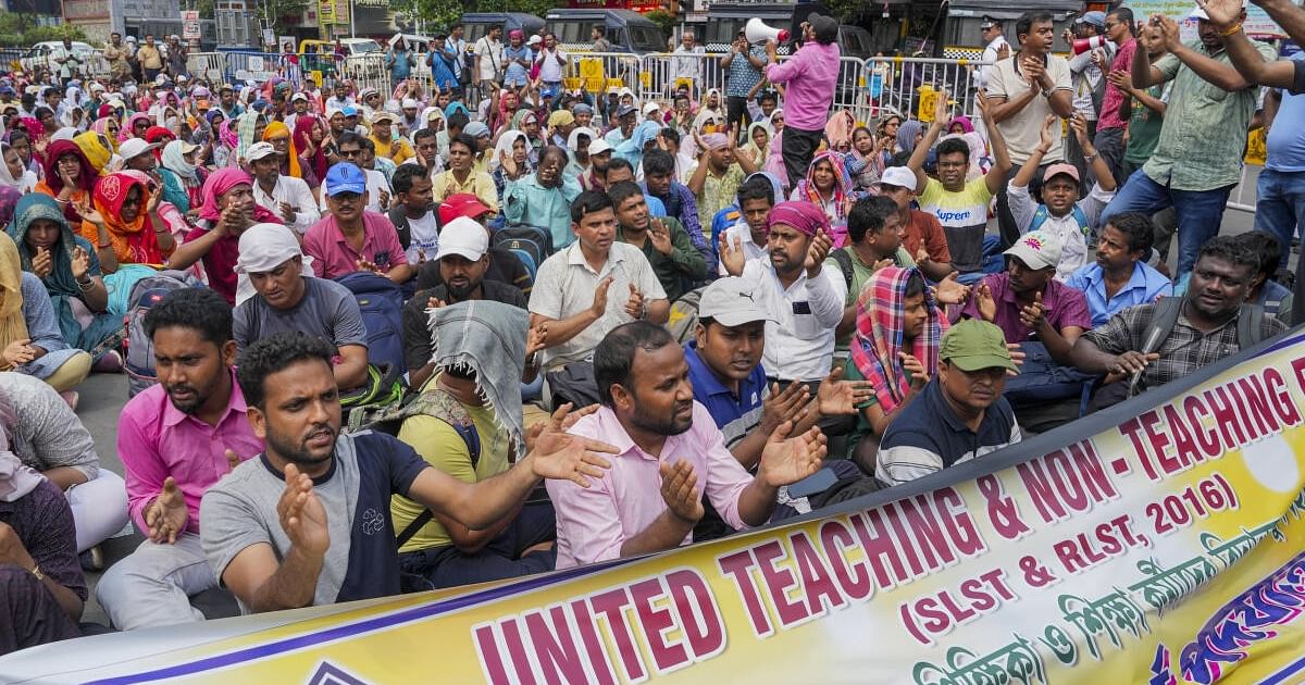 Over 400 jobless school employees block road in city, seek audience with Mamata Over 400 jobless school employees block road in city, seek audience with Mamata