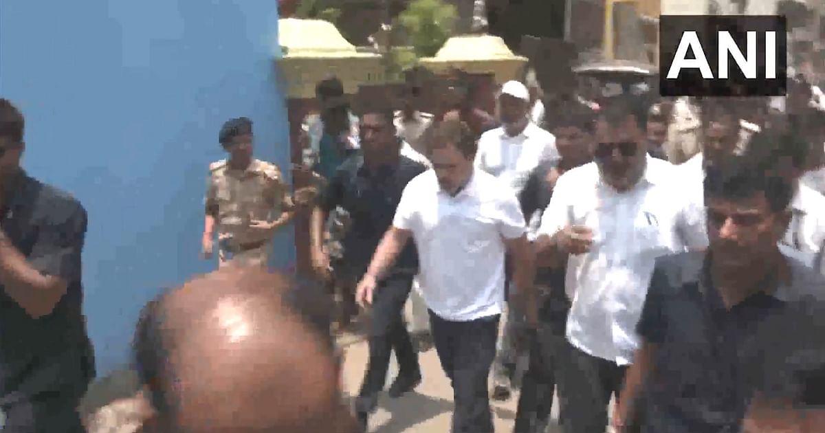 Darbhanga police try to stop Rahul Gandhi from entering Ambedkar Hostel to address students