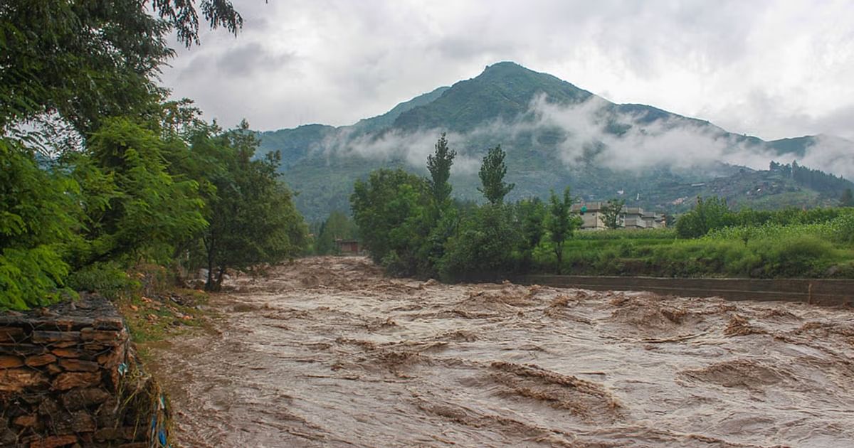 HP: Water rising in Mandi's Pandoh dam; flash floods block Sansari-Thirot road in Lahaul-Spiti