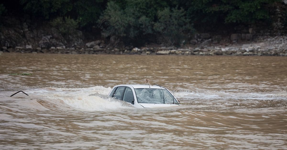 5 killed, two injured as speeding car plunges into river in Maharashtra