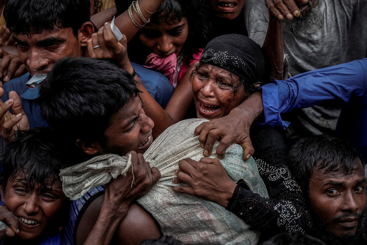 Rohingya refugees scramble for aid at a camp in Cox's Bazar, Bangladesh September 24, 2017. REUTERS/Cathal McNaughton