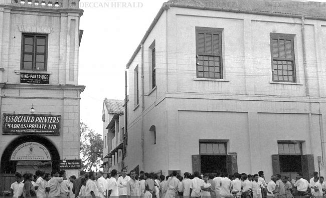 Curious public waiting in front of The Printers Mysore building on MG Road to know Kerala Assembly Election results in 1965. Photo by T L Ramaswamy