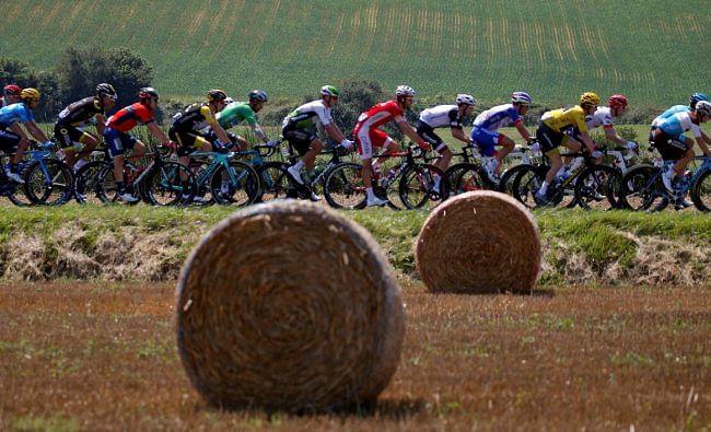 The peloton in action during the 171-km Stage 18 of the Tour De France from Trie-sur-Baise to Pau. (Reuters Photo)