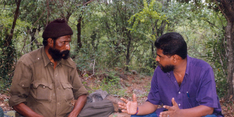 Gopal negotiates with Veerappan over Rajkumar's release.