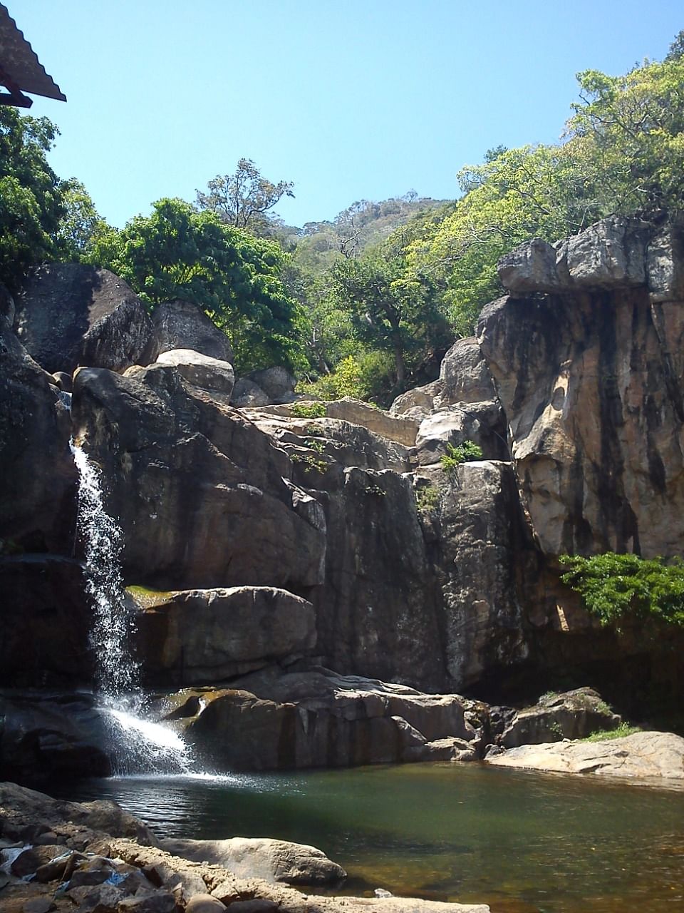 Shenbagadevi Falls.  Image courtesy: Wikimedia Commons
