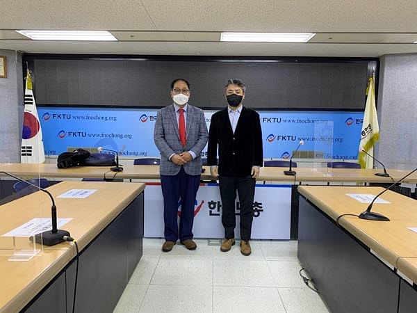 Kim Sang-young, Chairman, SOiVA (left) with Professor Lee Yo-seop, Pyeongtaek University, Korea (right), who is in-charge of SOiVA education for students of the university.
