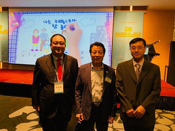 Kim Sang-young, Chairman, SOiVA (left) with Yun Yong Suk, Vice Chairman, Assembly of Ilsan City in Korea (center) and Dr Song Hong Jong, in-charge of 5G telecommunications, Government of Korea.