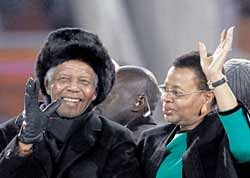 Mandela's presence lends charm to closing ceremony