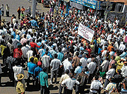 Villagers stage protest demanding arrest of murder accused