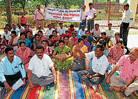 Guest lecturers hold  dharna in Mandya