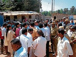 Villagers block UPCL pump house