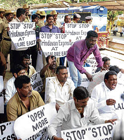 Bharatinagar residents seek train halt at East station
