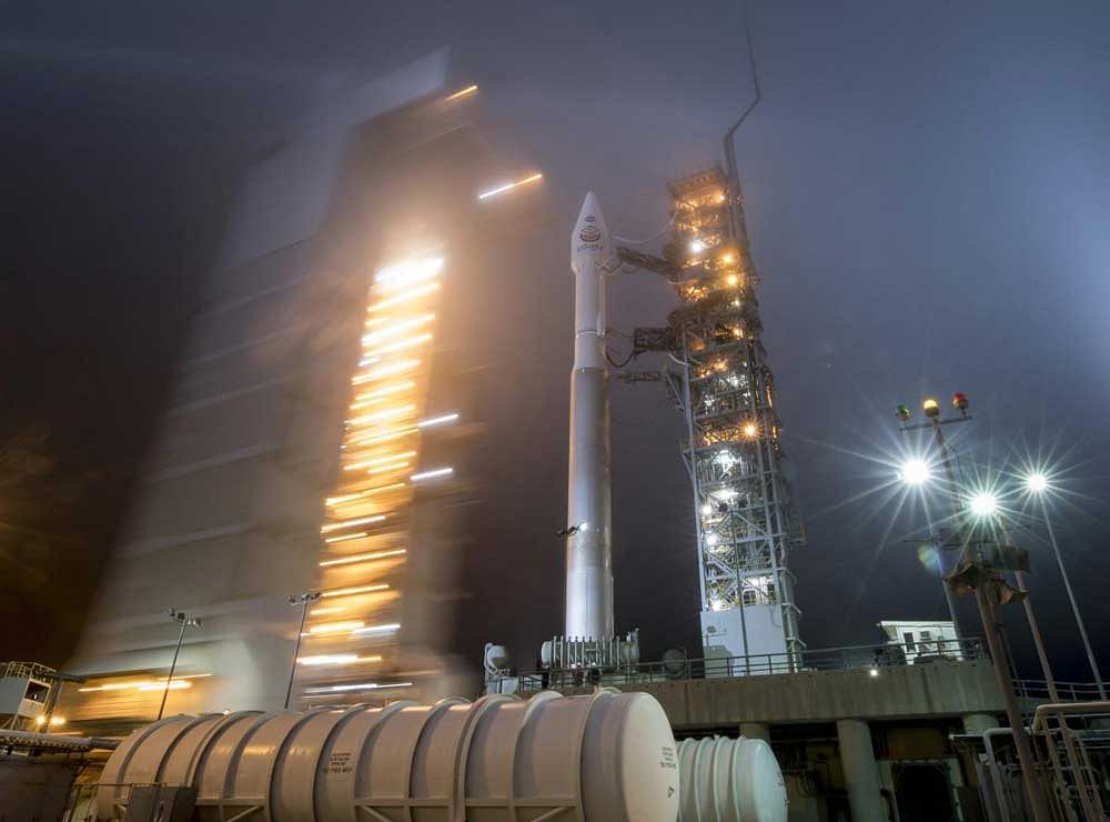 Nasa's Atlas 5 blasts off with Mars lander