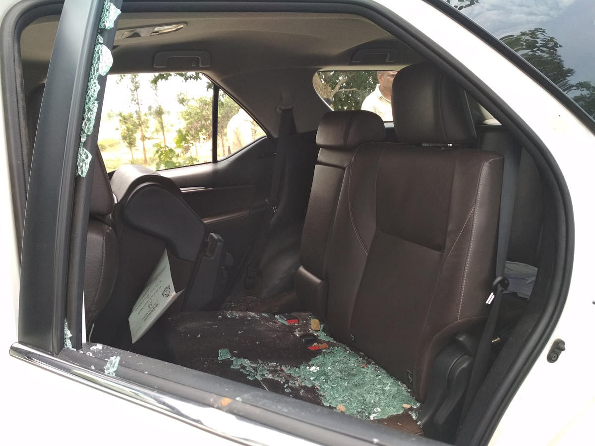 Stones thrown on Cong candidate's car