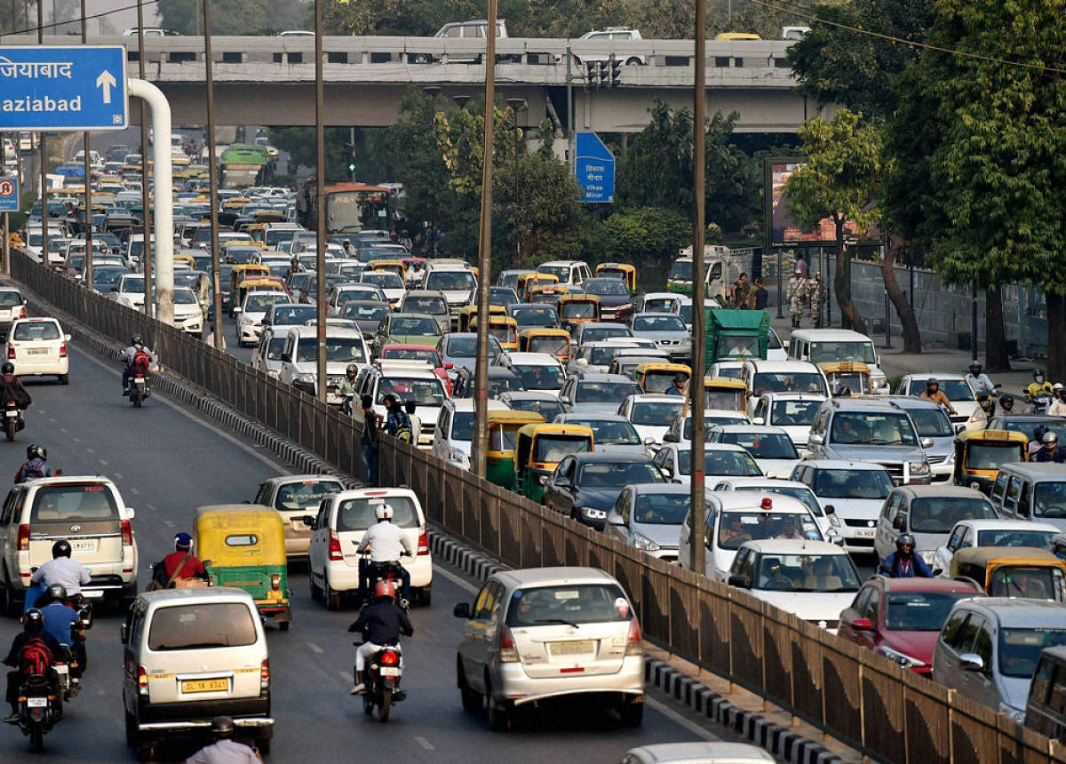 Govt fixes speed limit for 9-seaters on expressways