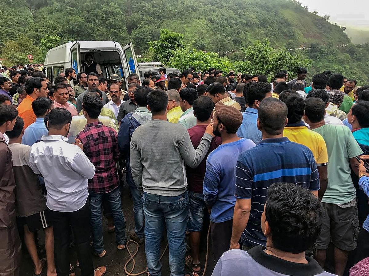 Bus falls into ravine, 33 killed