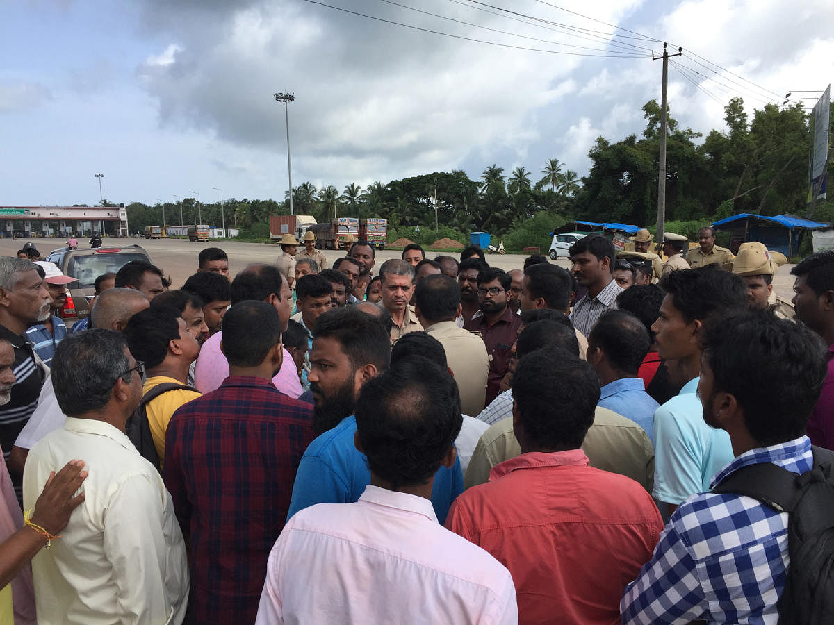 Samiti, bus drivers protest toll collection at Hejamady