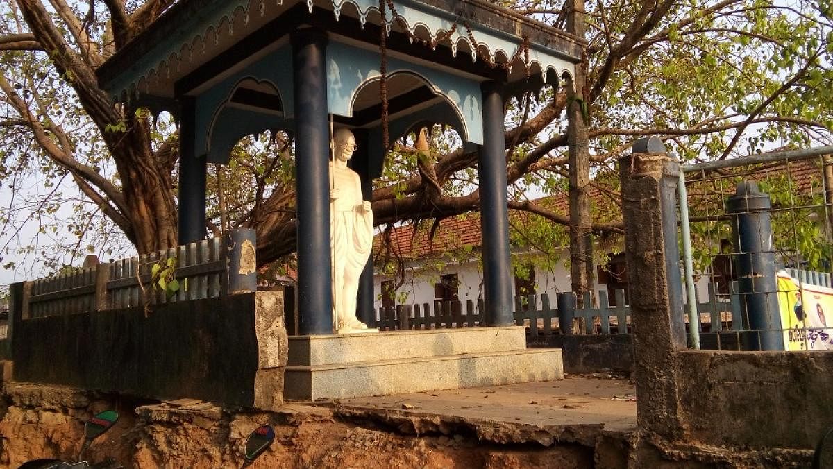 Gandhi memorial neglected in Puttur