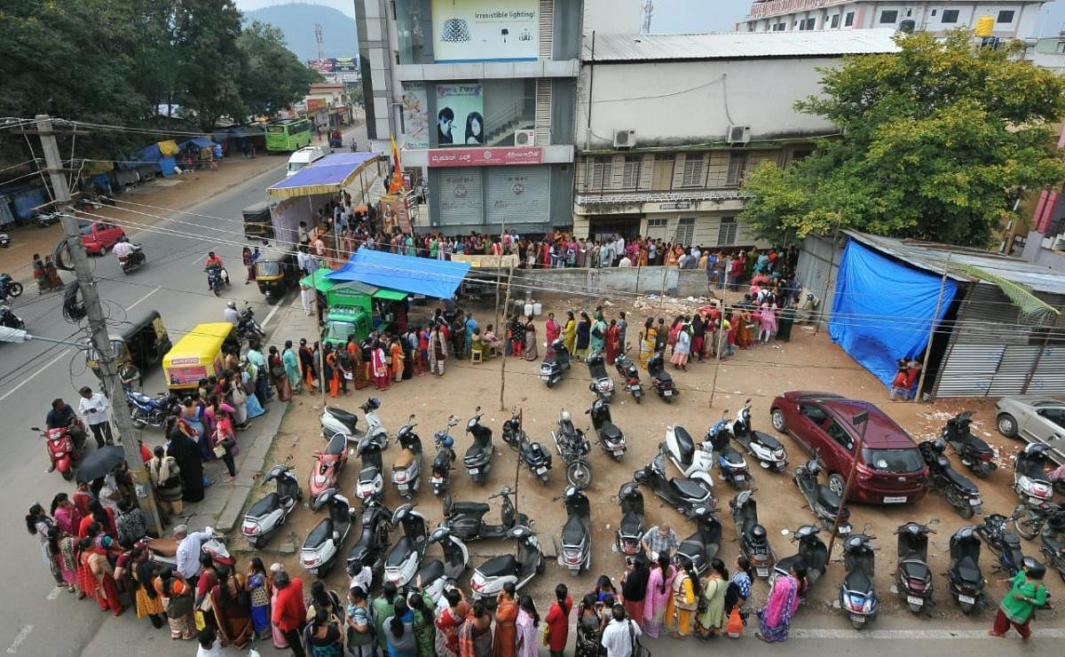 Subsidised saris: Shoppers throng KSIC showroom